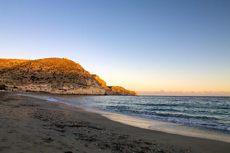 La Palmera. El Amanecer En El Parque Natural Agua Amarga  Exterior photo